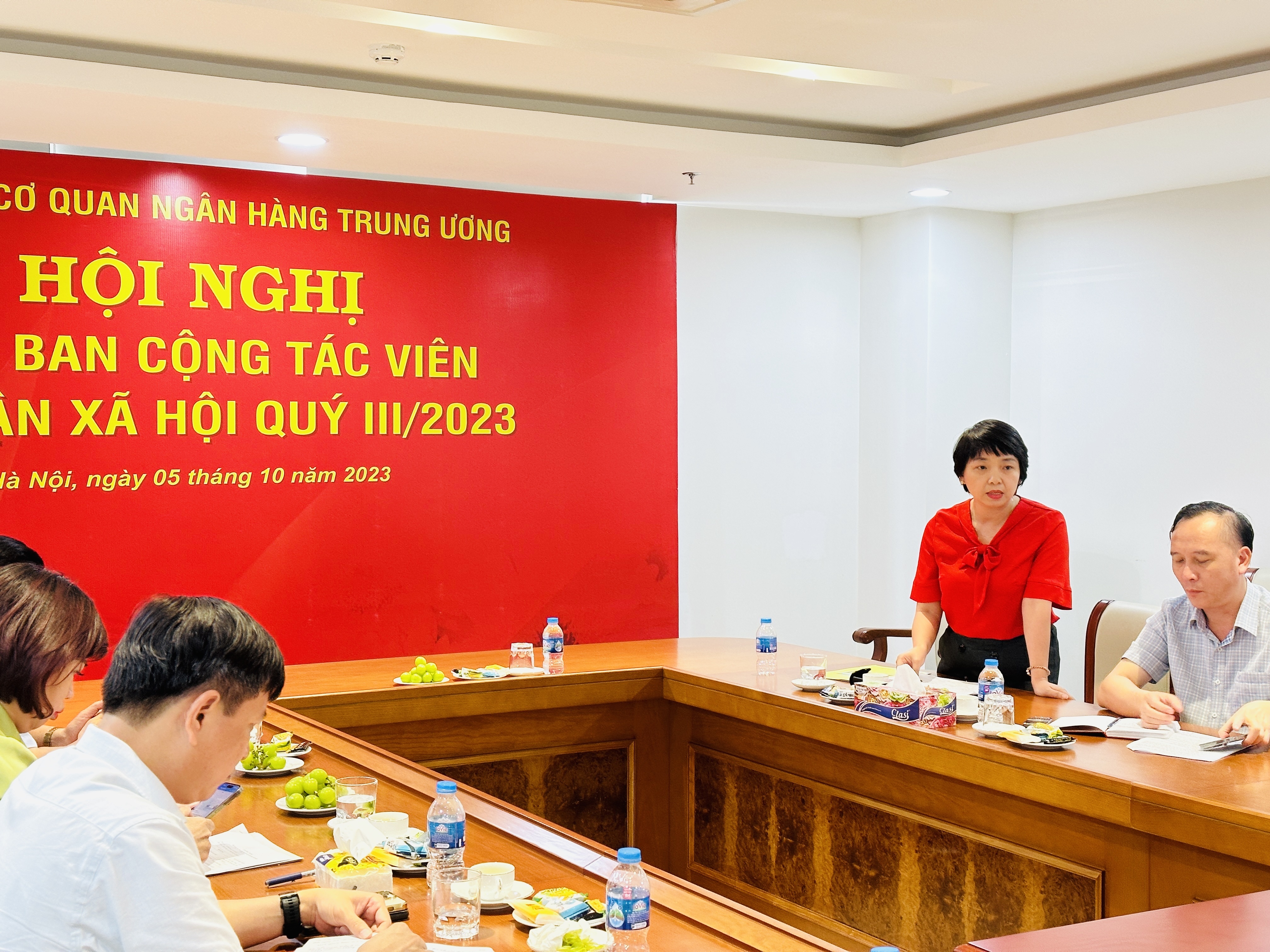 đồng chí Lê Thị Mai Hương, Phó Bí thư Thường trực Đảng ủy cơ quan NHTW phát biểu tại Hội nghị