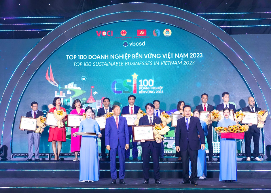 Ông Nguyễn Văn Hảo – P.TGĐ HDBank nhận giải thưởng Top 100 doanh nghiệp bền vững Lễ trao giải CSI100 2023 do Liên đoàn Thương mại và Công nghiệp Việt Nam (VCCI) tổ chức