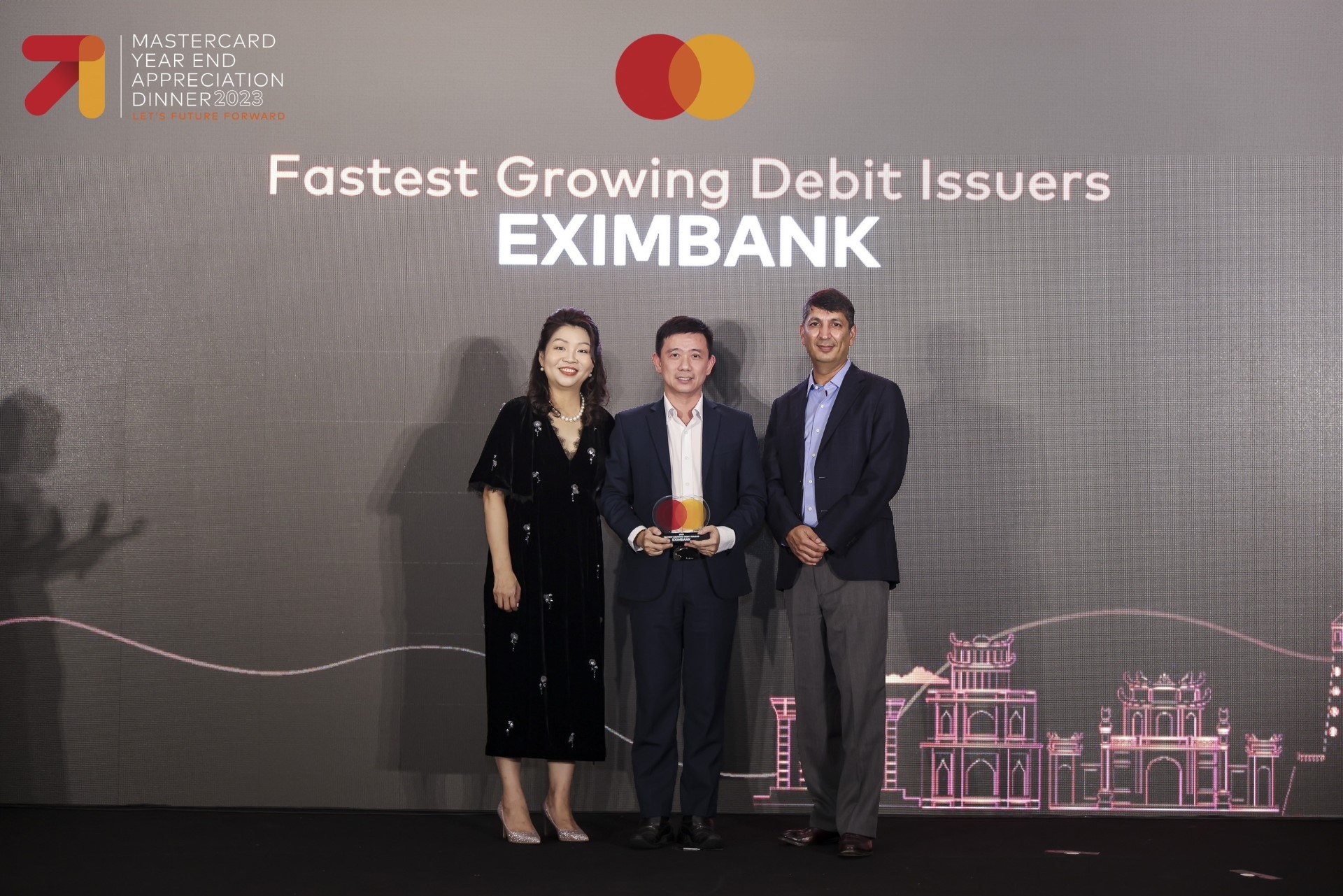 (Đại diện Eximbank – Ông La Kim Vị – Giám đốc Phát triển kinh doanh & phát triển sản phẩm thẻ nhận giải thưởng từ MasterCard)