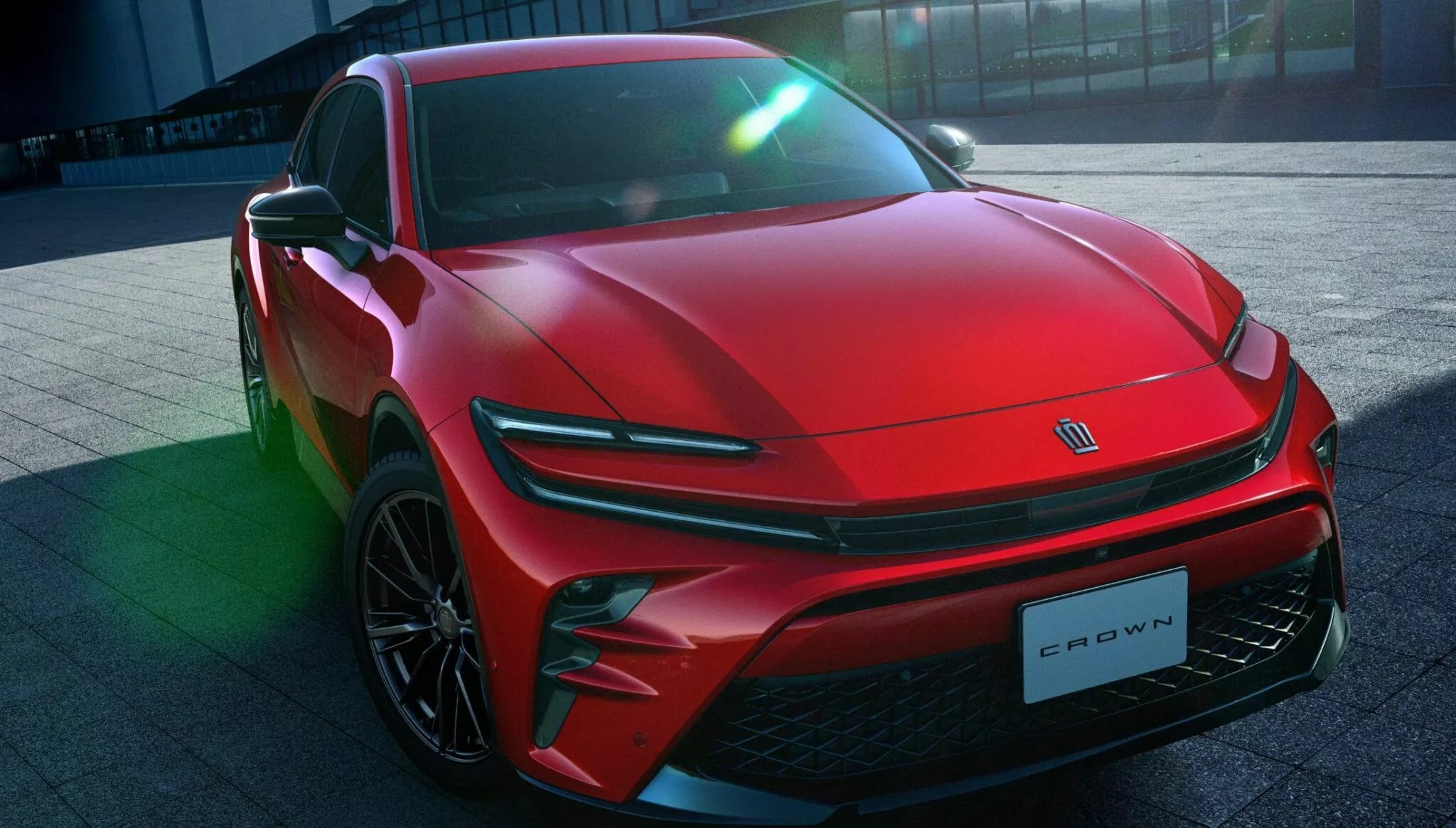 Toyota Crown Sport ra mắt, mạnh hơn 300 mã lực
