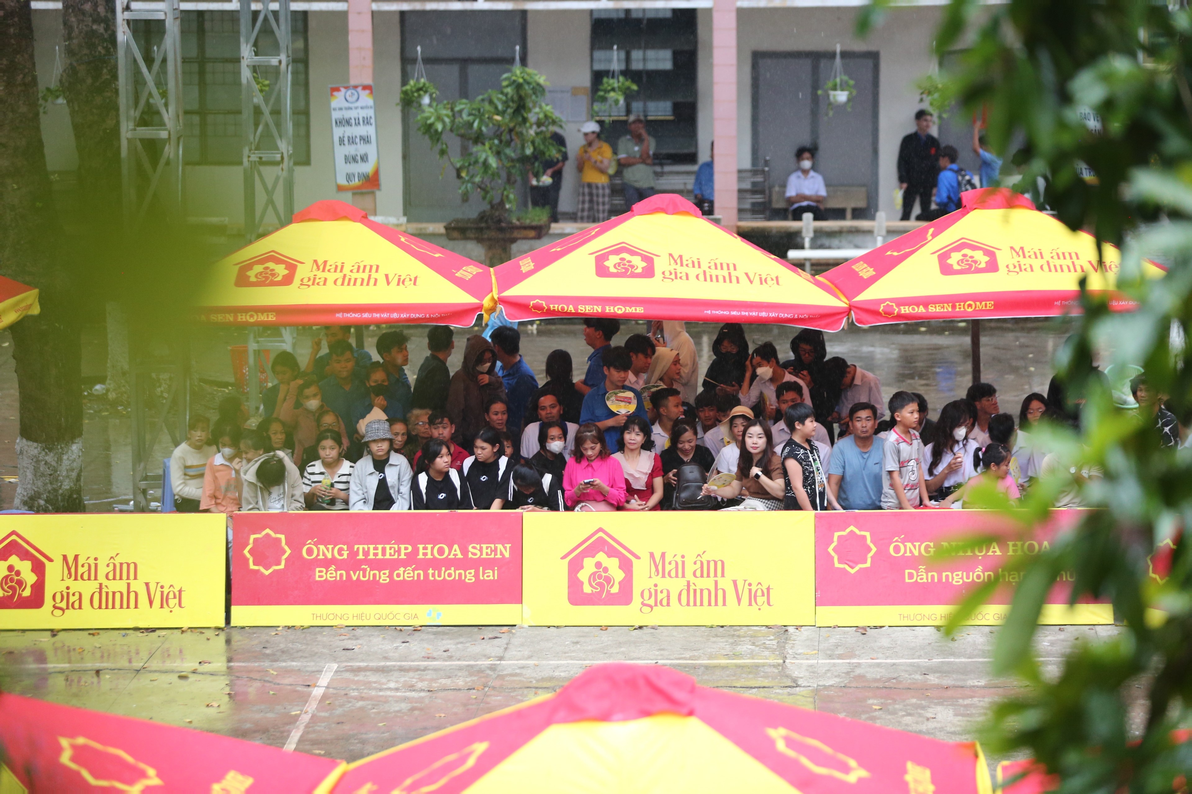 Dù mưa lớn liên tục nhưng khán giả tại trường quay vẫn nán lại để cổ vũ cho các em nhỏ Mái ấm gia đình Việt