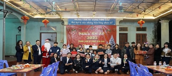 Vietcombank Hưng Yên vui noel cùng các em nhỏ tại Trung tâm Hy vọng Tiên Cầu