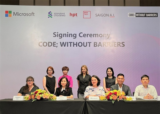 Standard Chartered hợp tác với Microsoft để trao quyền cho phụ nữ thông qua Chương trình "Code; Without Barriers"