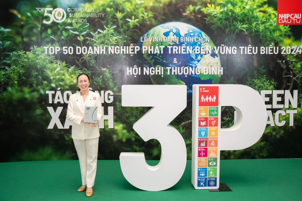 Bà Trần Phương Ngọc Thảo, Phó chủ tịch HĐQT kiêm Chủ tịch Ủy ban ESG PNJ đại diện doanh nghiệp nhận giải thưởng