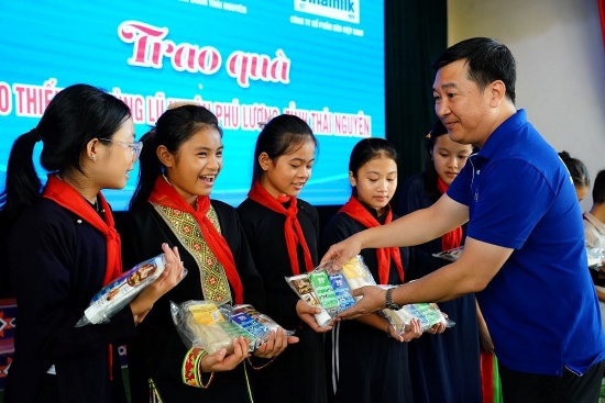 Vinamilk cùng trẻ em vùng khó khăn, sau bão lũ đón Trung thu