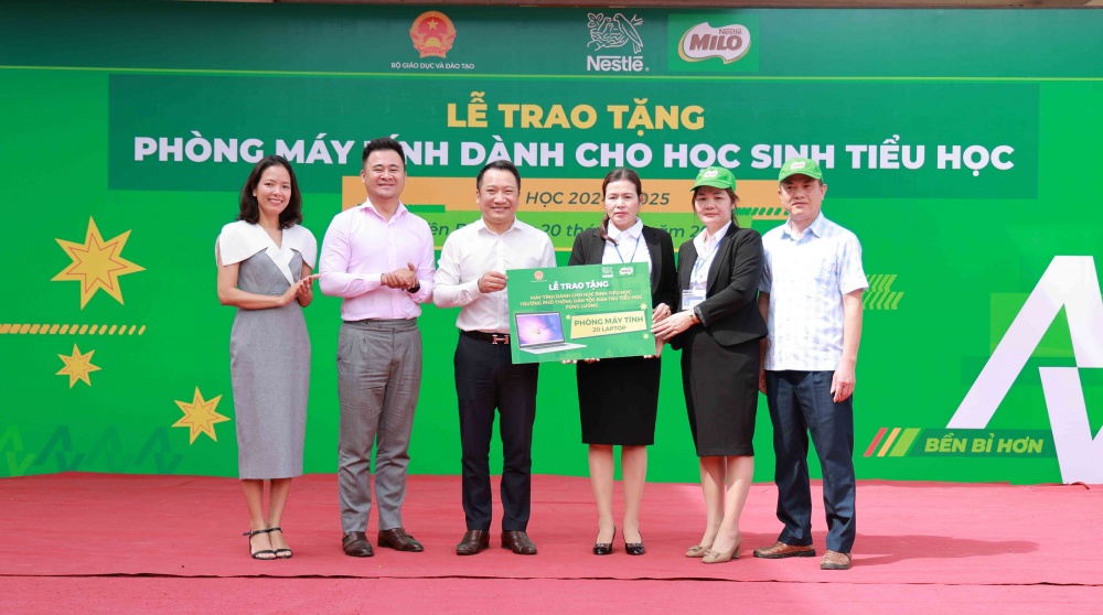 Nestlé MILO trao tặng máy tính cho trường học ở vùng cao