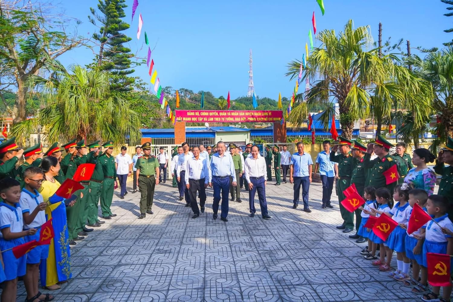 Tổng Bí thư Tô Lâm thăm, làm việc tại huyện đảo Bạch Long Vĩ