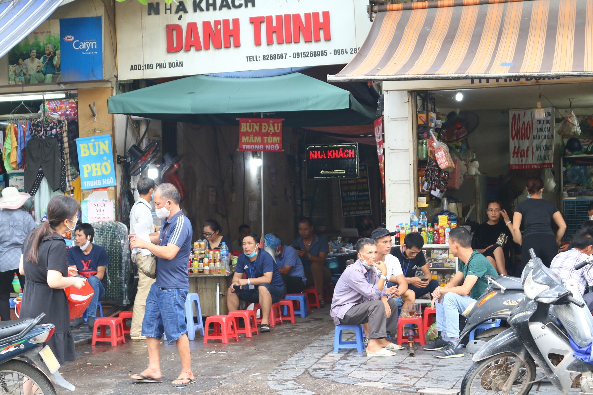 ha noi cua hang quan an dong loat thuc hien gian cach phong chong dich