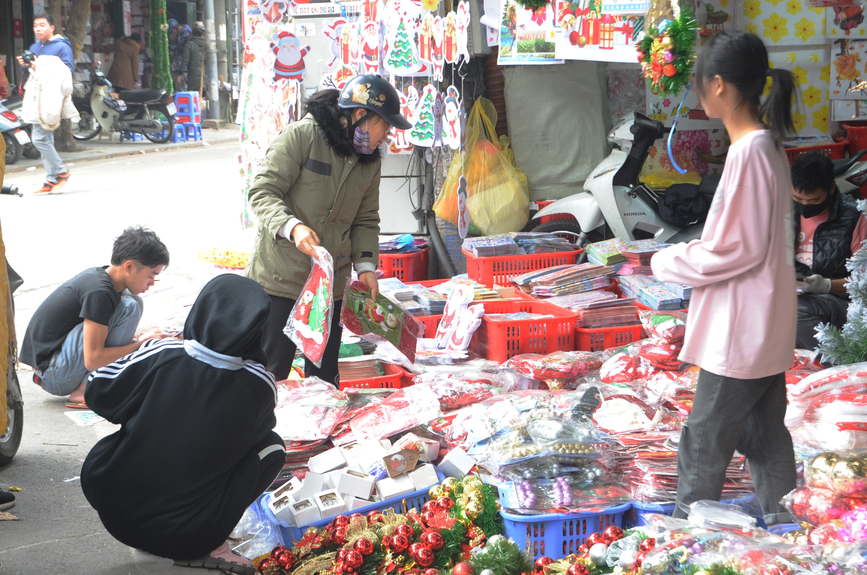 can ke giang sinh thi truong do trang tri van ron rang